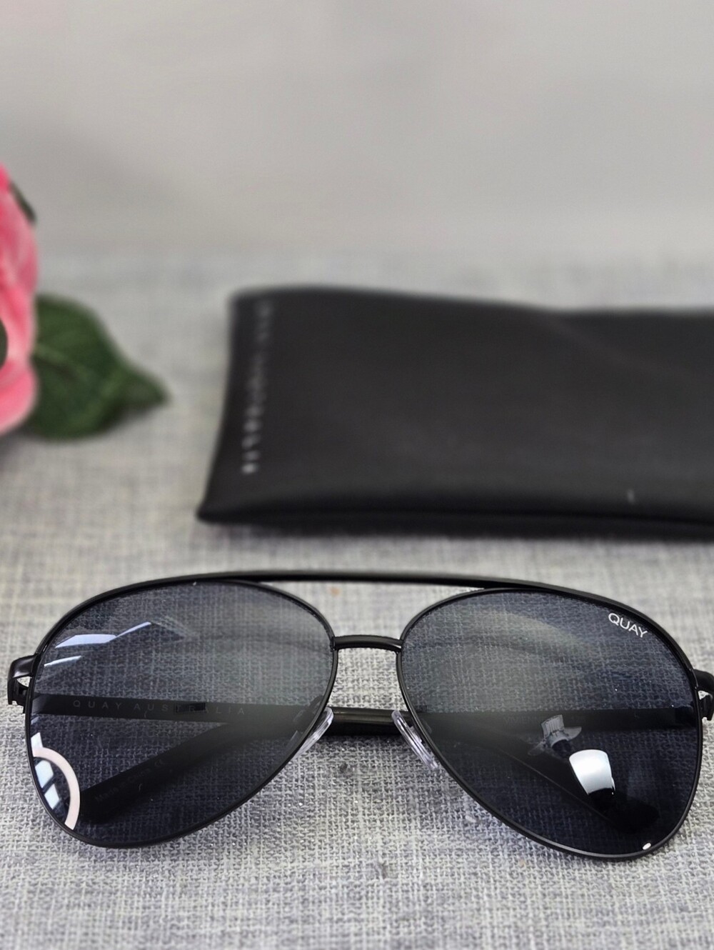 Quay Australia VIVIENNE Oversize Aviator Sunglasses Black Metal Frame Smoke Lens